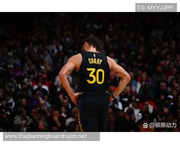 63岁足球明星重返赛场展现传奇风采引发球迷热议 63岁足球明星重返赛场展现传奇风采引发球迷热议