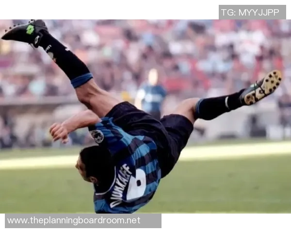 最强倒挂足球明星揭晓谁能在绿茵场上演绝美倒钩进球