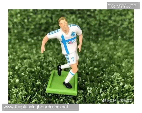 潮流足球明星手办图片展示与收藏指南让你领略球场风采与艺术魅力