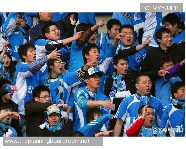 足球明星下大巴精彩瞬间视频回顾引发球迷热议与期待 足球明星下大巴精彩瞬间视频回顾引发球迷热议与期待