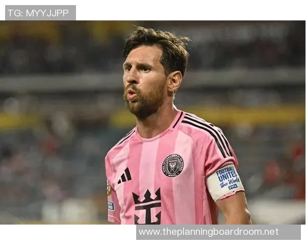 足球明星在比赛中意外撞向球门出界引发热议球迷反应各异 足球明星在比赛中意外撞向球门出界引发热议球迷反应各异