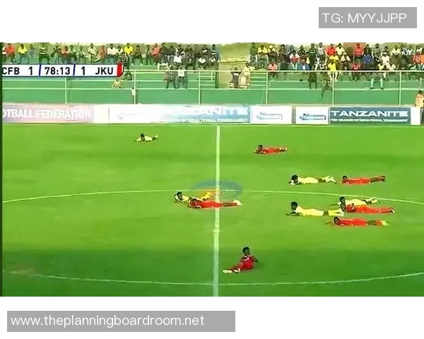 足球明星意外上舞台遭袭击引发热议背后真相令人震惊 足球明星意外上舞台遭袭击引发热议背后真相令人震惊